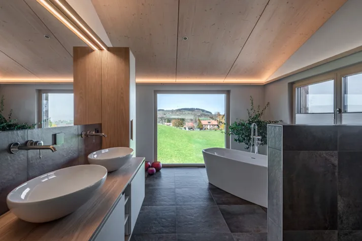 Badezimmer mit moderner Sanitärinstallation